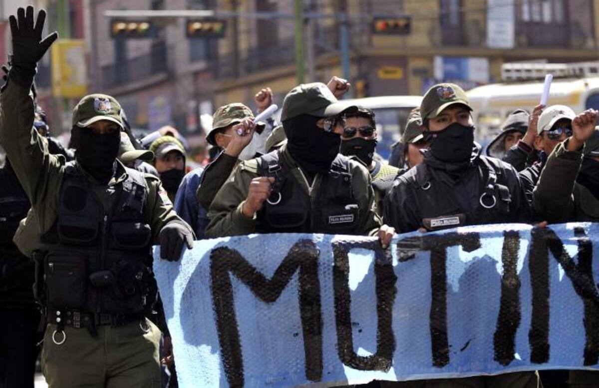 Policías bolivianos siguen amotinados AFP