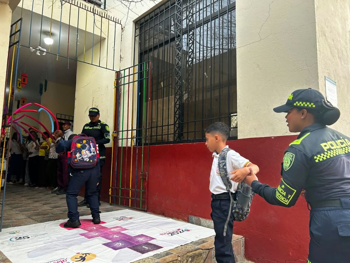 Policía acompañó el regreso a clases en Arjona. // Foto: cortesía - Policía Nacional