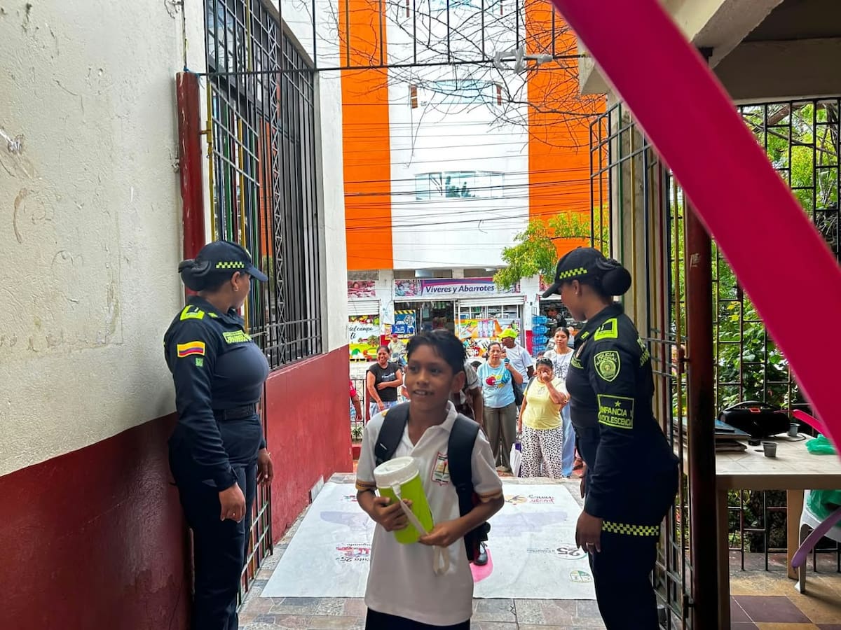 Policía acompañó el regreso a clases en Arjona. // Foto: cortesía - Policía Nacional