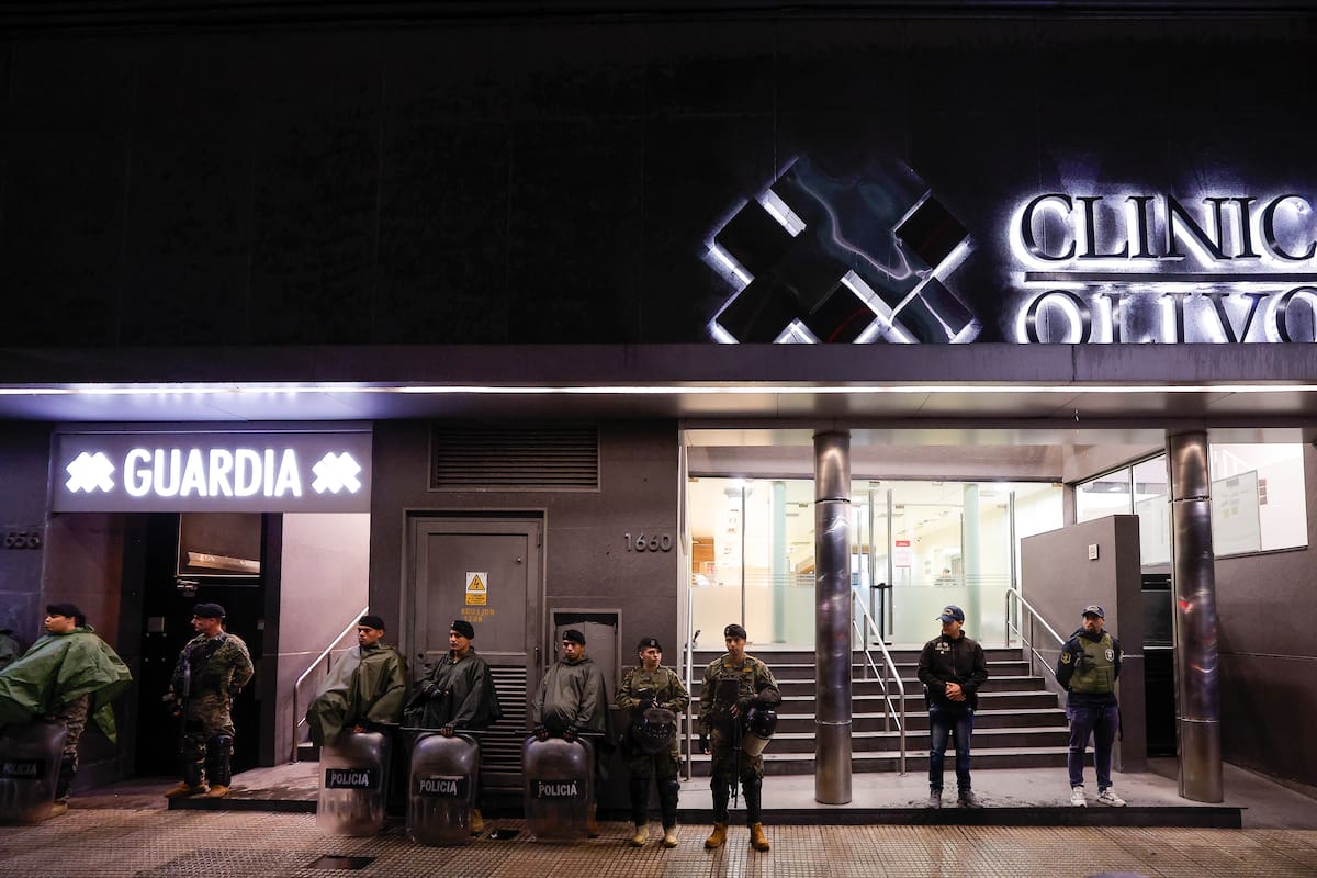 Agentes de la Gendarmería Nacional Argentina (GNA) custodian la entrada de la Clínica Olivos durante un allanamiento este 6 de mayo de 2025, en Buenos Aires (Argentina). //EFE