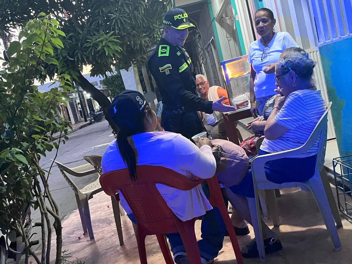En medio de los espacios de conversación con líderes y ciudadanos del municipio de Río Viejo, en Bolívar. // FOTO POR POLICÍA.