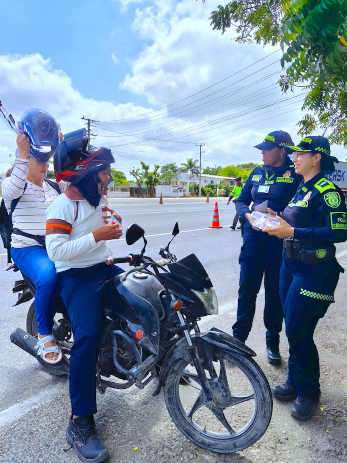 El despliegue de la Policía en el Atlántico contempla acciones de prevención, orientación, pedagogía, acercamiento con la comunidad y atención oportuna.//Cortesía Policía Atlántico.