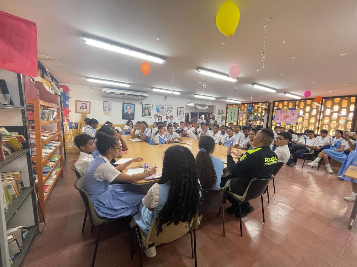 Policía dicta talleres de literatura en colegios de Cartagena. // Foto: cortesía