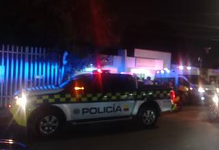 En atraco, balean a mujer de 51 años que estaba en la puerta de su casa, en La María