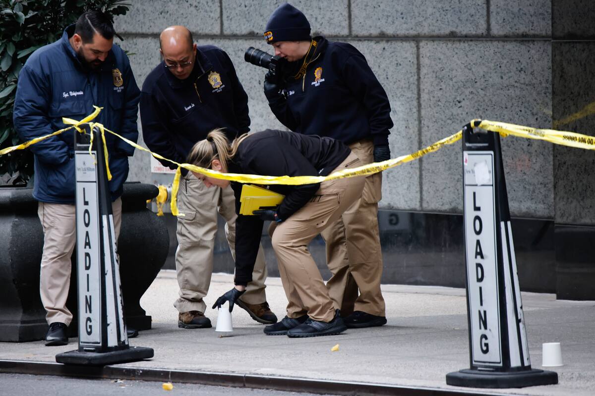 Policía busca al pistolero que mató al CEO de UnitedHealthcare en Manhattan