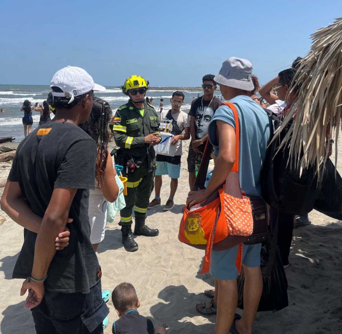 El Grupo de Policía rescate ha intensificado su presencia y labores preventivas en las playas de Puerto Colombia, Atlántico.//Cortesía.