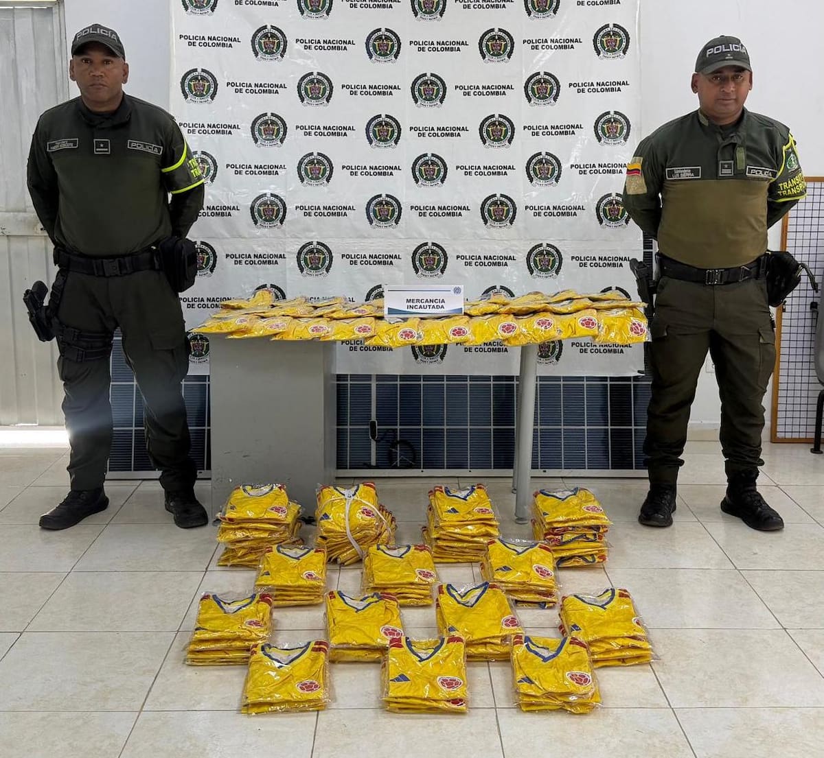 Policía incautó lote de suéteres de la Selección Colombia en vía de Bolívar. // Foto: Policía de Bolívar