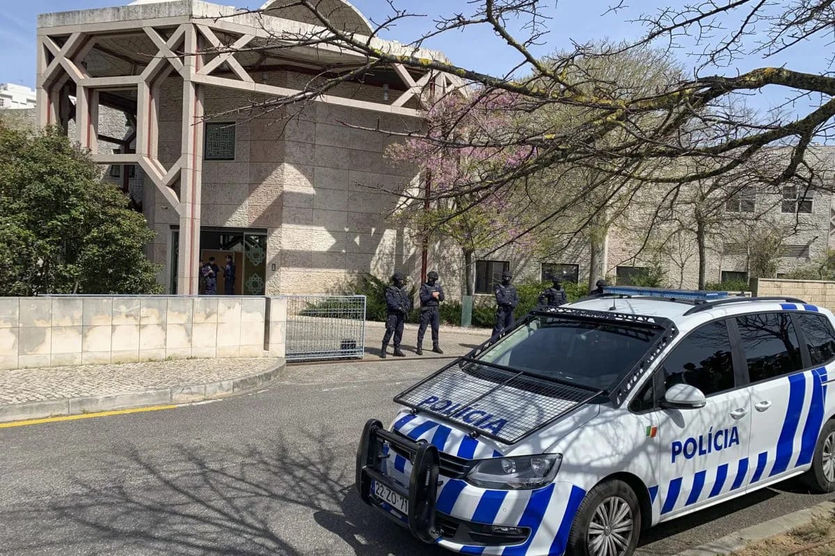 Encuentran a dos niños solos en una vía: su madre los habría abandonado