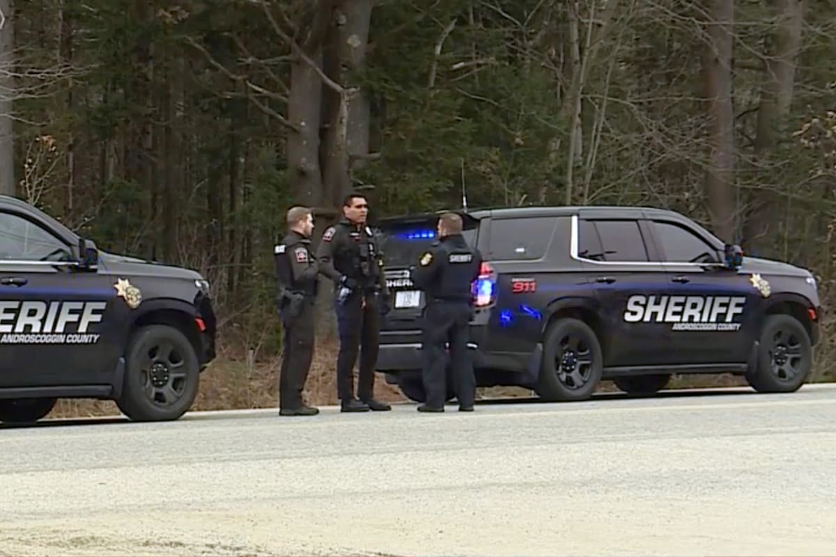 Captura de un video de la emisora WMTW que muestra a policías en el lugar de un tiroteo cerca de Sabattus, Maine. //AP