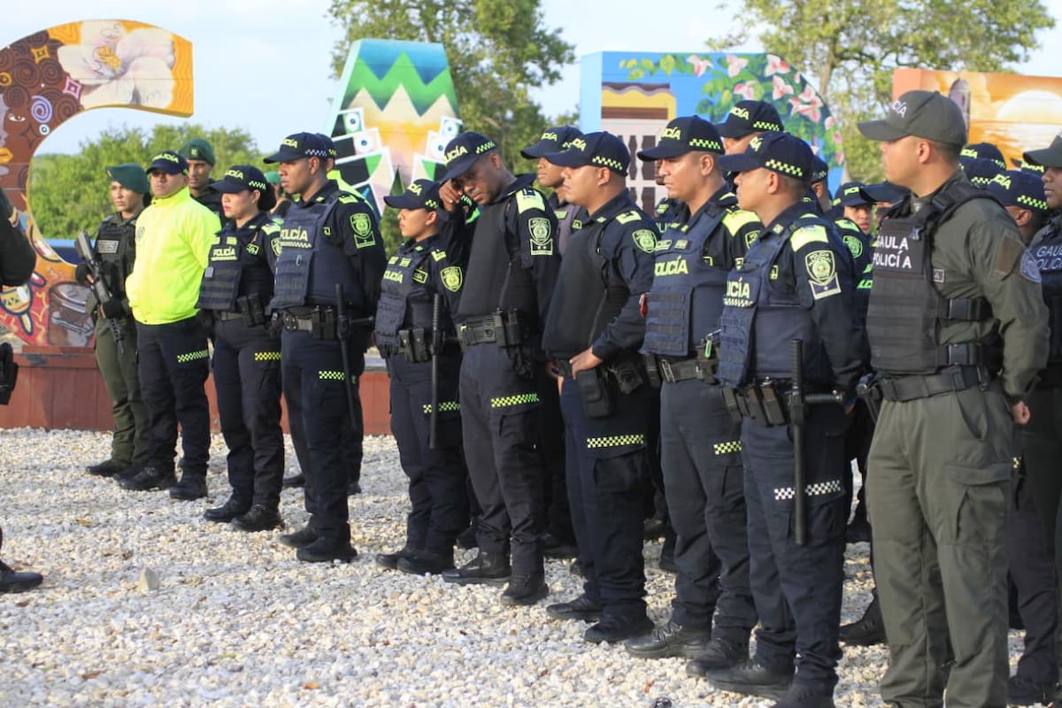 150 uniformados, en tres grupos de 50 policías especializados en lucha frontal contra el crimen, fueron desplegados por toda Cartagena, en circuitos. // Foto: Óscar Díaz.