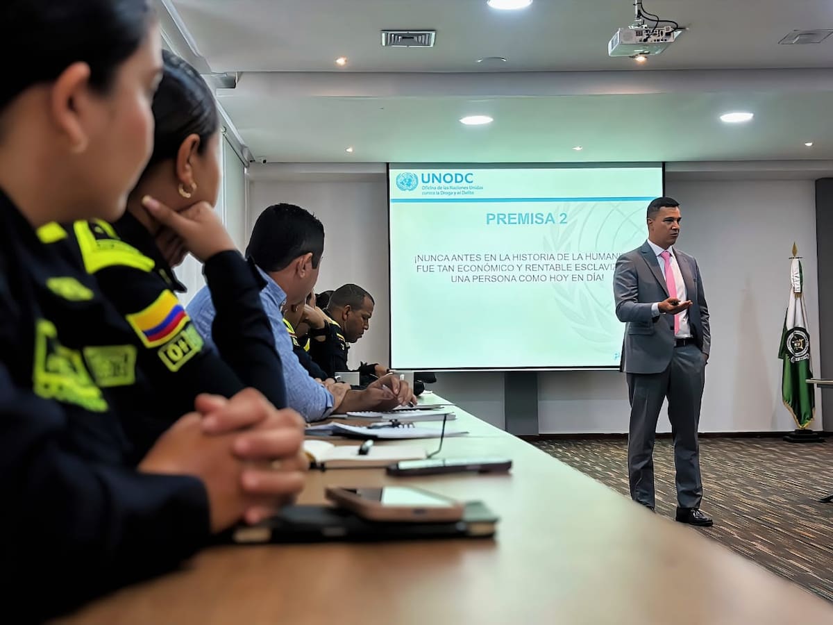 Policías de Cartagena reciben capacitación para combatir la trata de personas y el tráfico de migrantes.