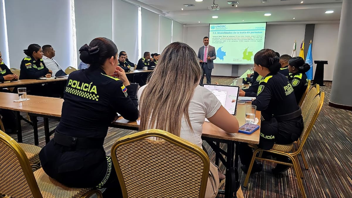 Policías de Cartagena reciben capacitación para combatir la trata de personas y el tráfico de migrantes.