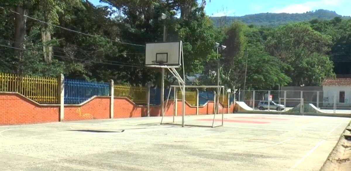 Las estudiantes habrían recibido el medicamento en las zonas exteriores del Colegio Nacional San José de Guanentá, un sector en donde funcionan otros dos colegios, escenarios deportivos y un parque.