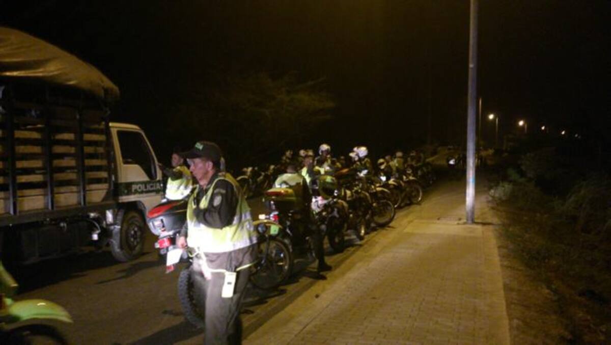 Los policías heridos llamaron refuerzos que hicieron presencia en el lugar para trasladar a los heridos a un hospital y llevarse la moto en la que es visible un impacto de bala. VICTOR HUGO MORA - EL UNIVERSAL