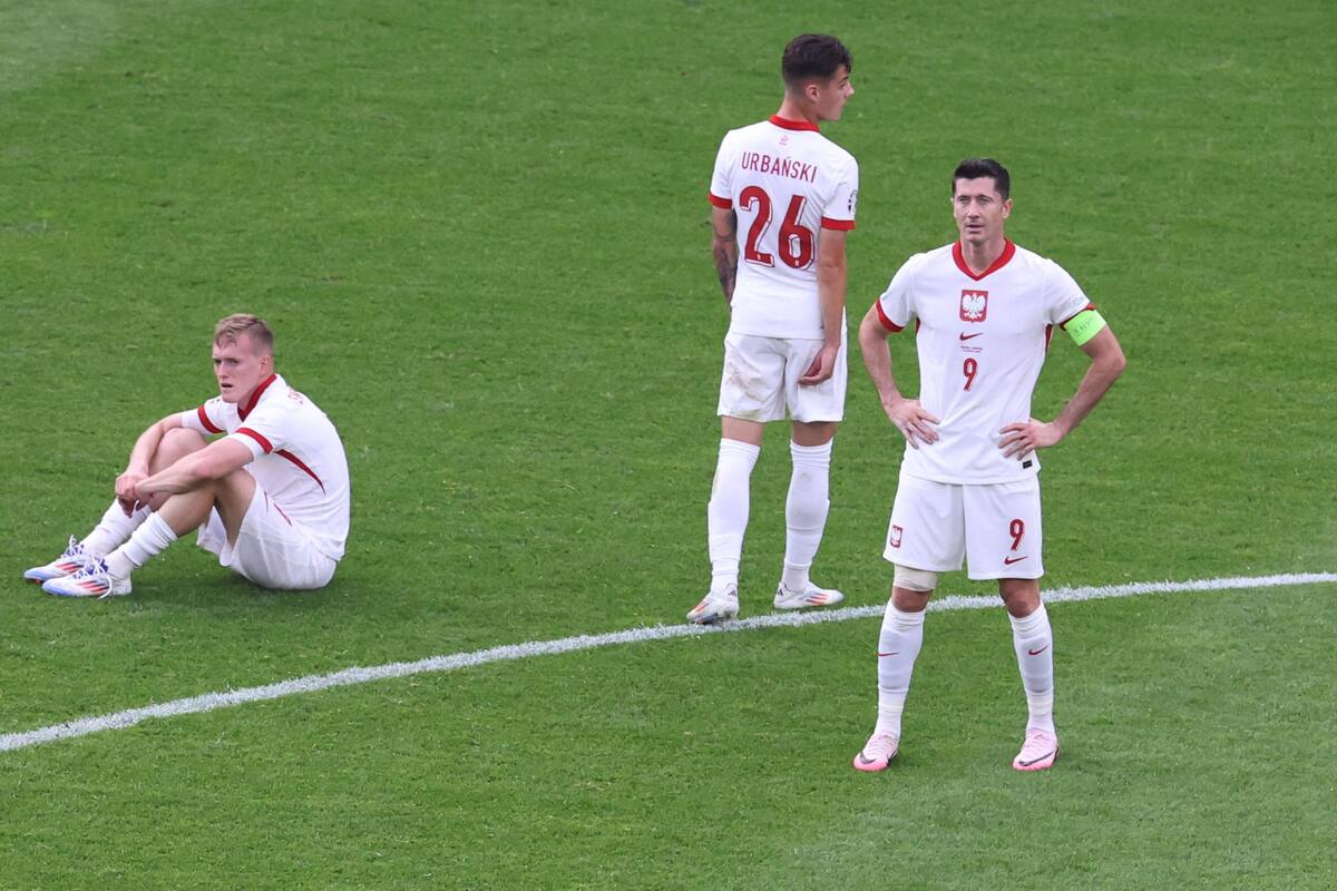 Robert Lewandowski (R) de Polonia reacciona tras perder el partido de fútbol del grupo D de la UEFA EURO 2024 entre Polonia y Austria, en Berlín, Alemania, el 21 de junio de 2024. //EFE