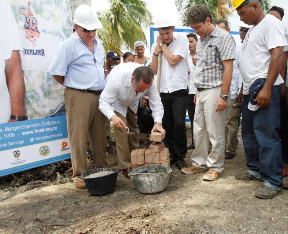 Felipe Borrero, presidente del Consorcio Normandia, uno de los contratistas del proyecto, pone la primera piedra que oficializa el inicio de estas obras. A su lado el Ministro de Vivienda, Ciudad y Territorio, Germán Vargas Lleras y el alcalde encargado Bruce Mac Master. AROLDO MESTRE - EL UNIVERSAL