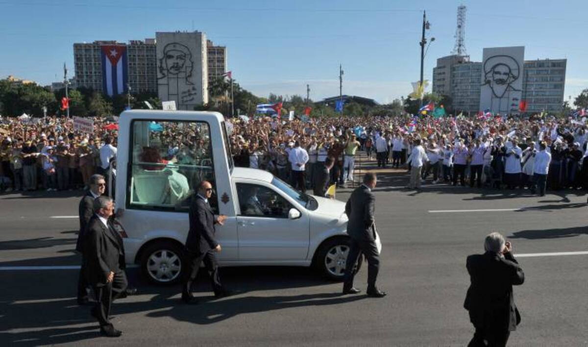 El Papa entró en papamóvil a la Plaza de la Revolución AFP