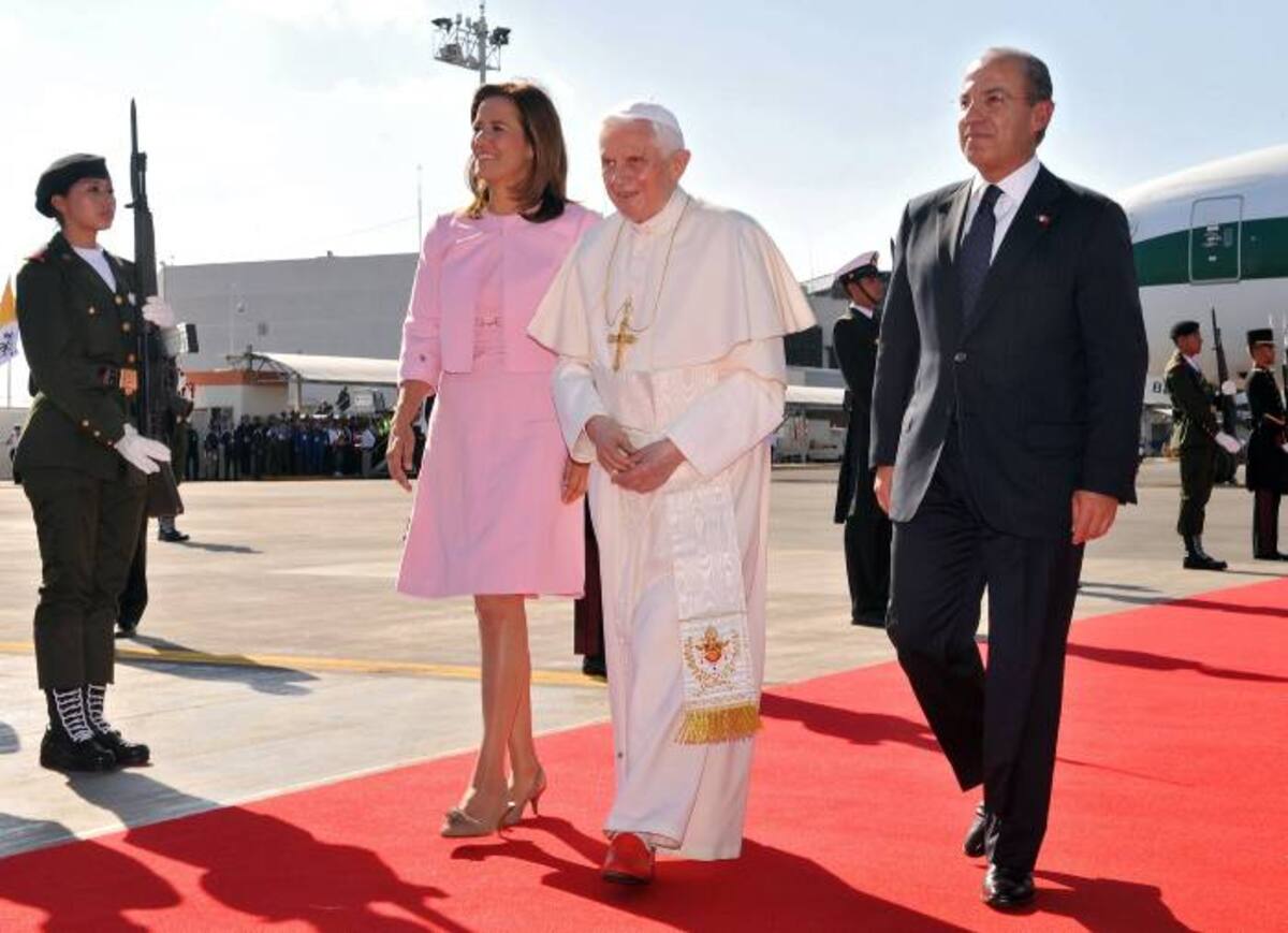 El papa Benedicto XVI llegó a México, donde fue recibido por el presidente Felipe Calderón. AFP