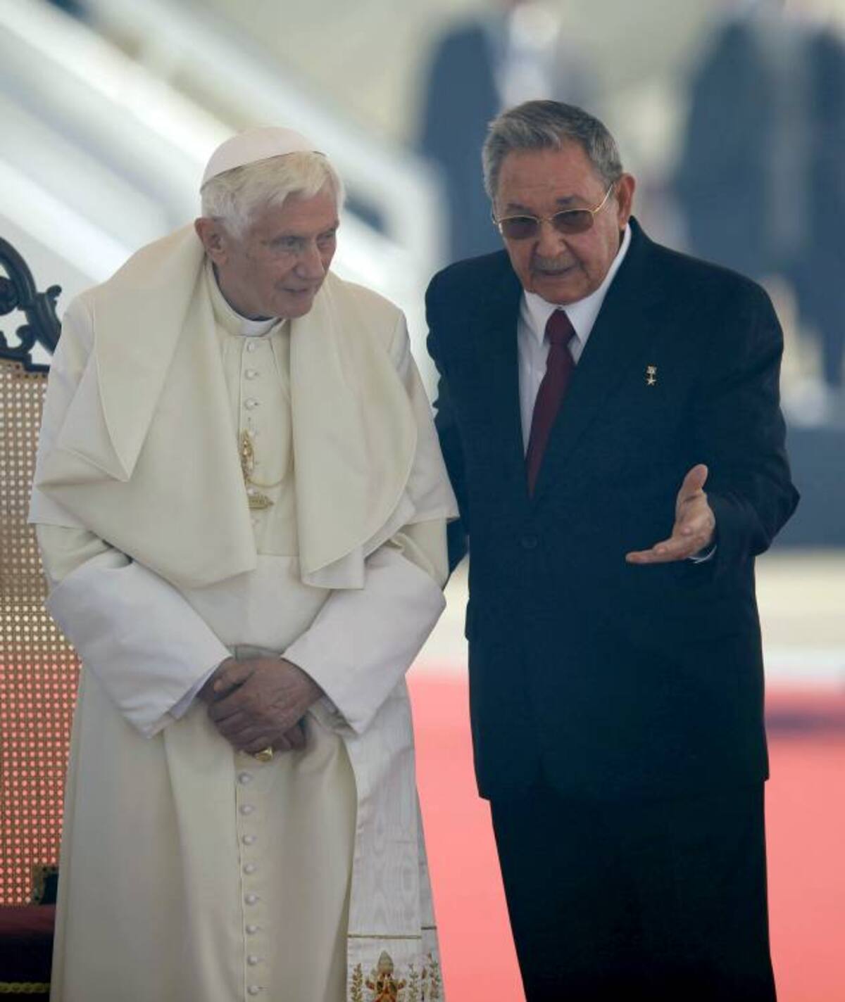Papa Benedicto XVI y el presidente cubano Raúl Castro. AFP JAVIER GALEANO