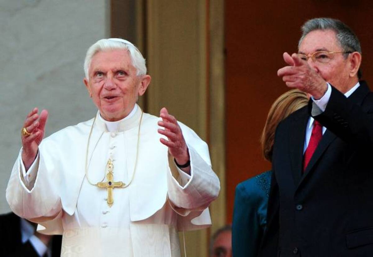 El Papa fue recibido por Raúl Castro. AFP/ ALBERTO PIZZOLI