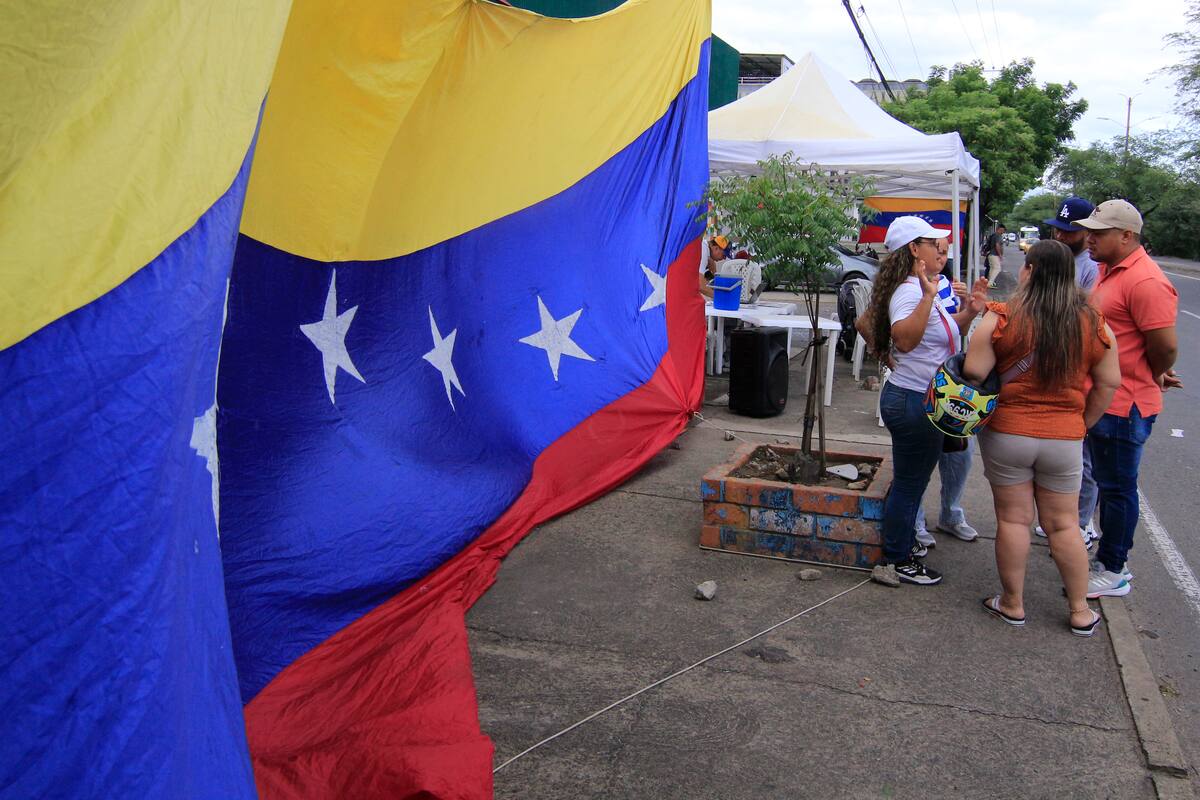 Ciudadanos venezolanos llegan este domingo al consulado de Venezuela que funciona como puesto de votación en las elecciones presidenciales de Venezuela en Cúcuta (Colombia). //EFE