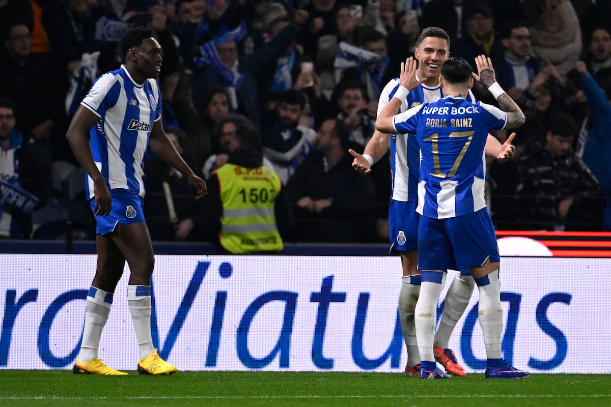 El jugador del FC Porto Jan Bednarek (C) celebra el gol con sus compañeros en Do Dragao, Portugal. //Foto, EFE: FERNANDO VELUDO
