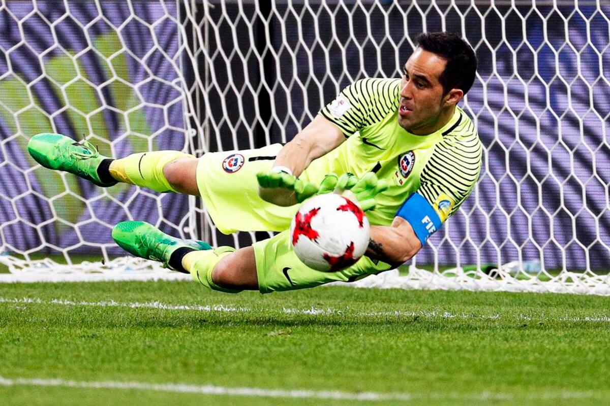 Claudio Bravo cuelga sus guantes con 41 años. //Archivo EFE