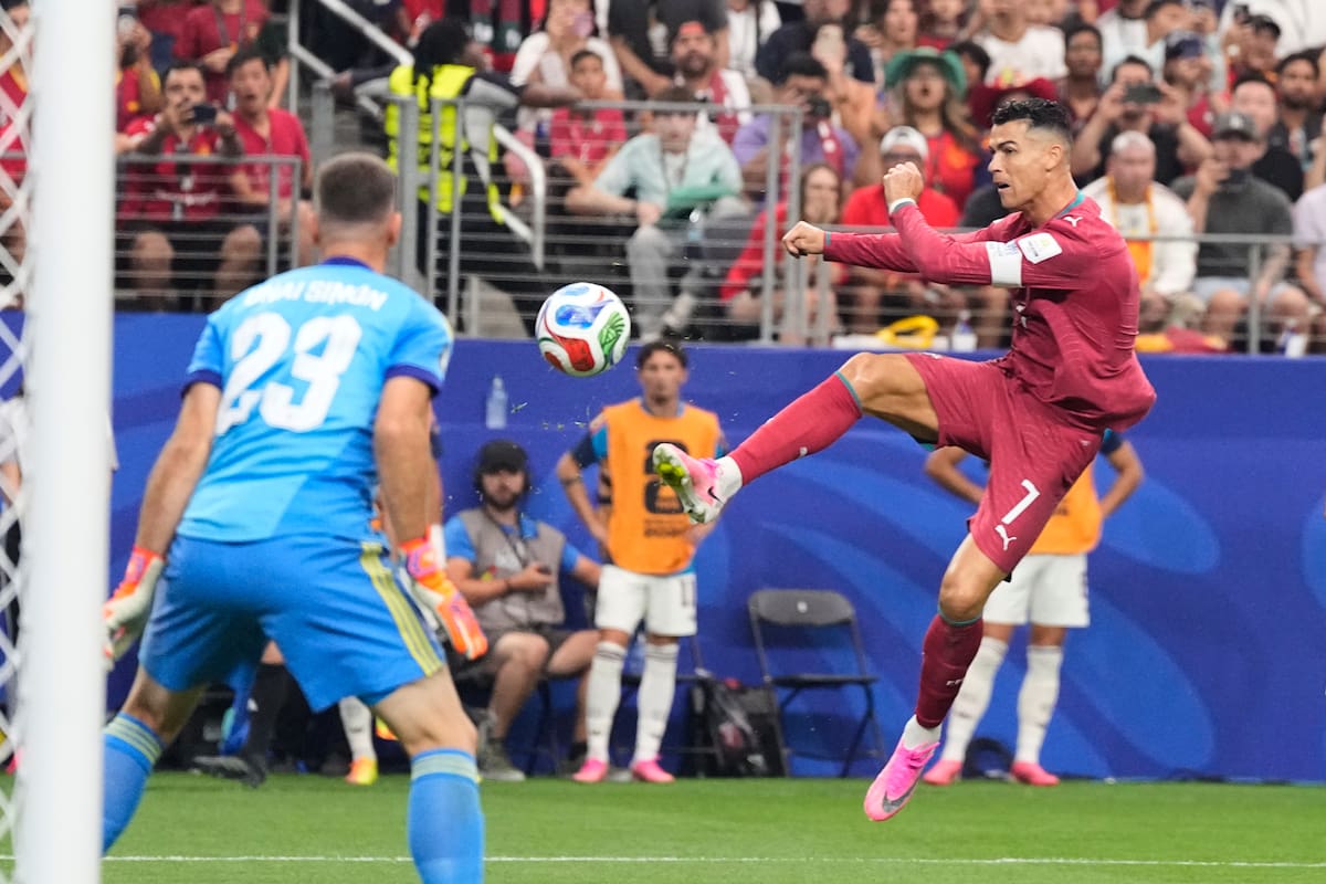El portugués Cristiano Ronaldo (7) le dijo adiós a las Copas Mundiales tras perder contra España. //Foto, AP: Ashley Landis