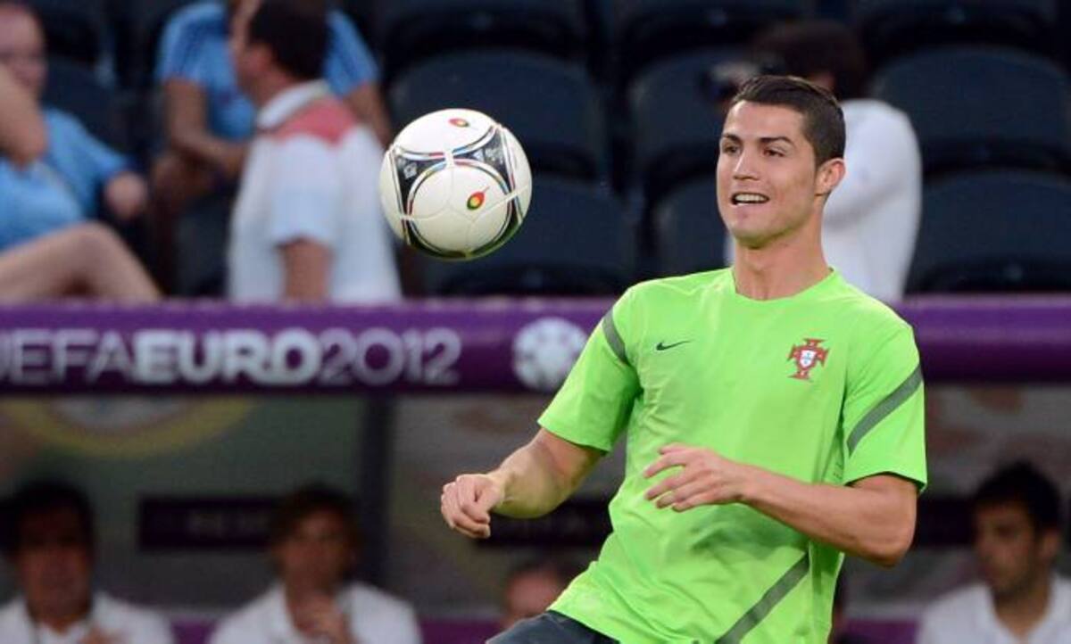 Cristiano Ronaldo ante la artillería de Vicente del Bosque. AFP