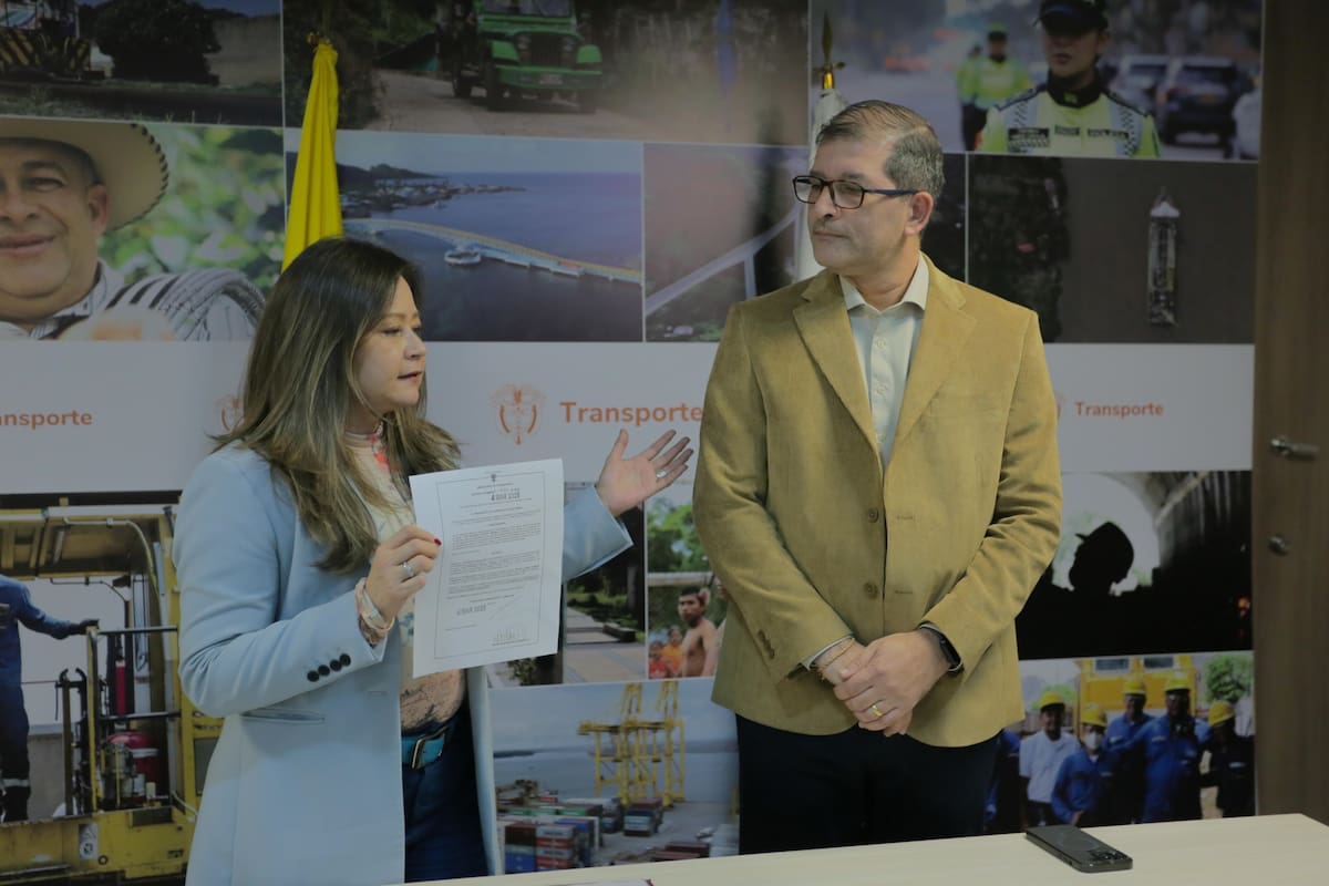 Óscar Javier Torres Yarzagaray, nuevo presidente de la ANI, toma posesión ante la ministra de Transporte, María Fernanda Rojas Mantilla. //Cortesía