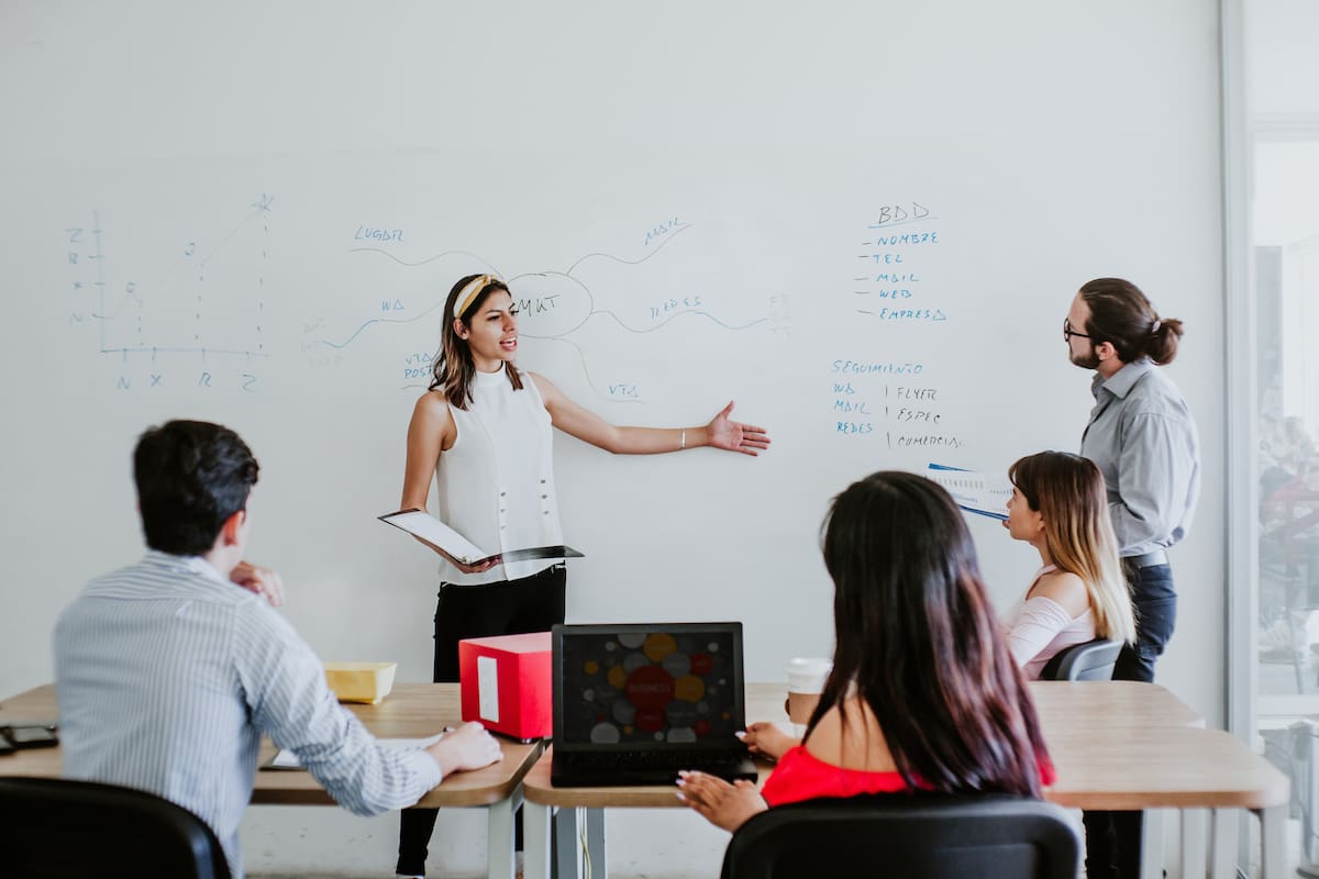 Posgrados in-company: la tendencia que transforma la experiencia profesional