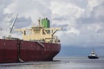 Petróleo baja con fuerza pese a tensión en Oriente Próximo
