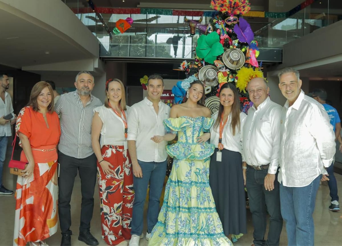 Representantes de la empresa Prodesa y de Carnaval de Barranquilla durante el anuncio del premio para la Reina Popular 2026.//Cortesía Carnaval de Barranquilla.