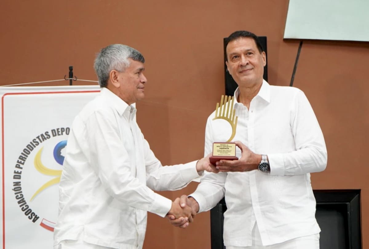 Giovanni Bacci, recibió el premio al Mérito Deportivo Equinorte 2024 en la categoría Vida y Obra a un Deportista Barranquillero. Aquí junto a Estewil Quesada Fernández, presidente de Acord Atlántico.//Cortesía.