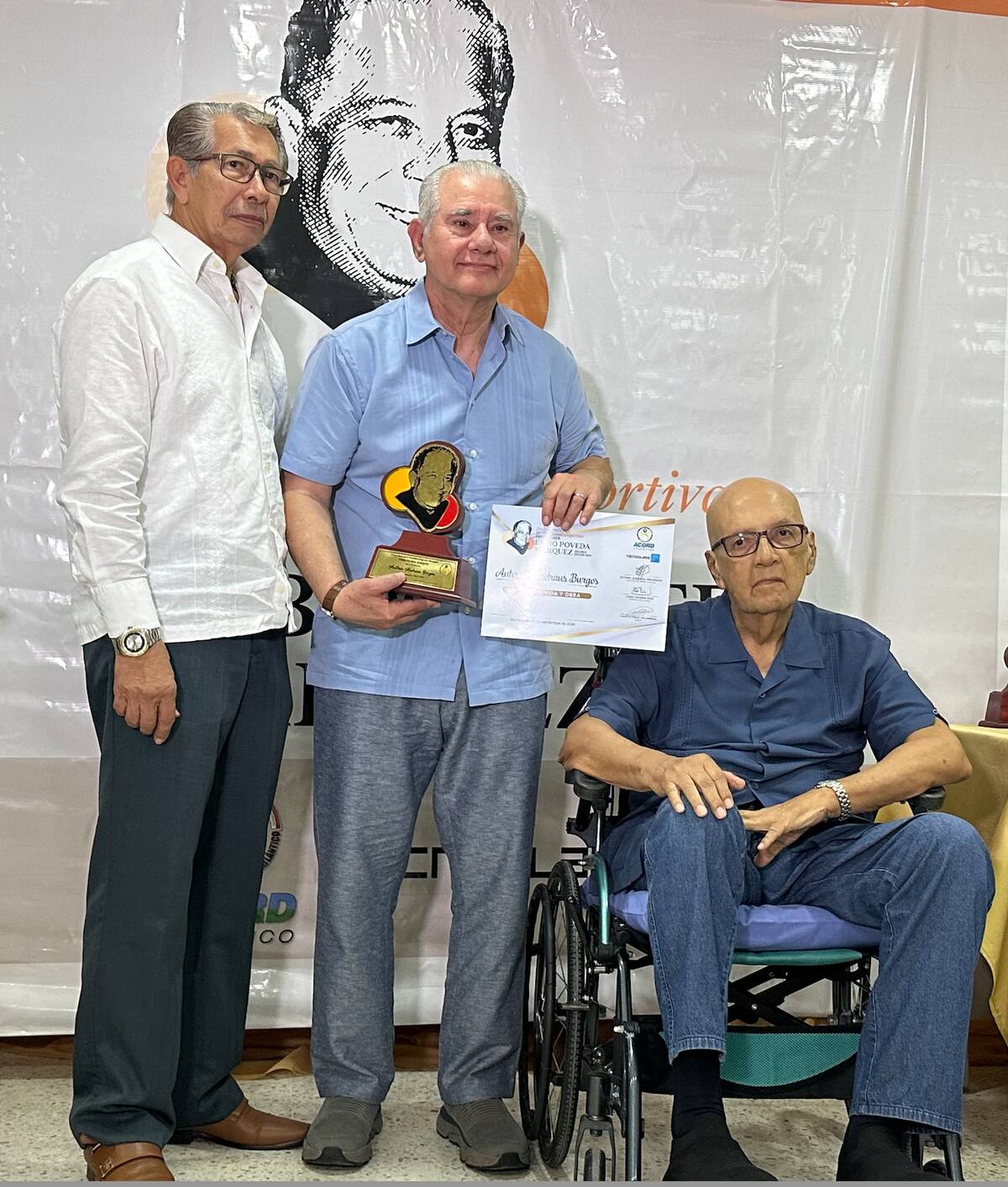 Ahmed Aguirre, de Acord Atlántico, junto a los ganadores de Vida y Antonio Andraus Burgos (Bogotá- Cartagena Jorge Humberto Klee (Barranquilla).//El Universal.