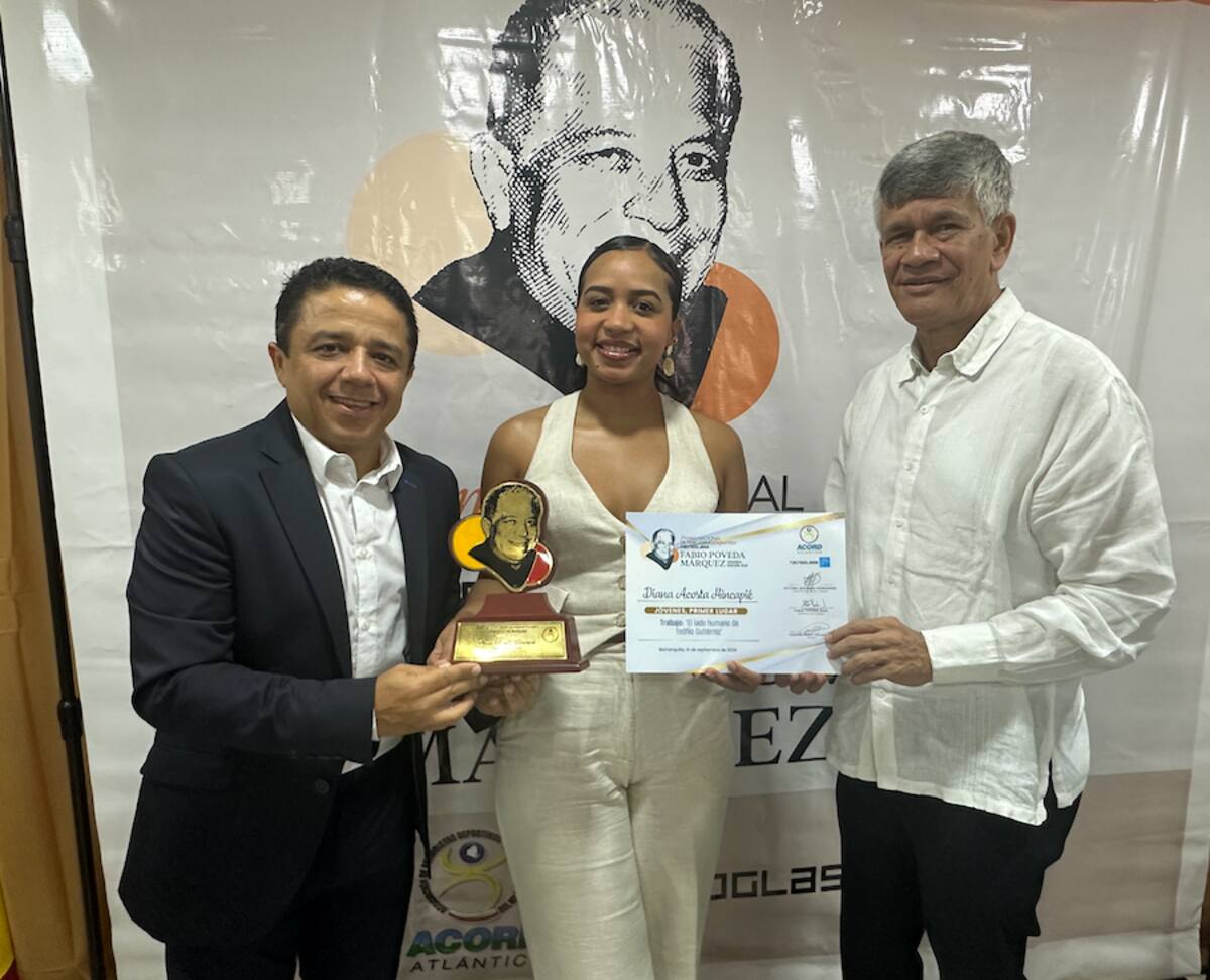 Fabio Poveda Ruiz, Lía Miranda y Estewill Quesada, en el acto de entrega del premio a Diana Acosta de diario El Universal en la categoría Jóvenes.//El Universal.