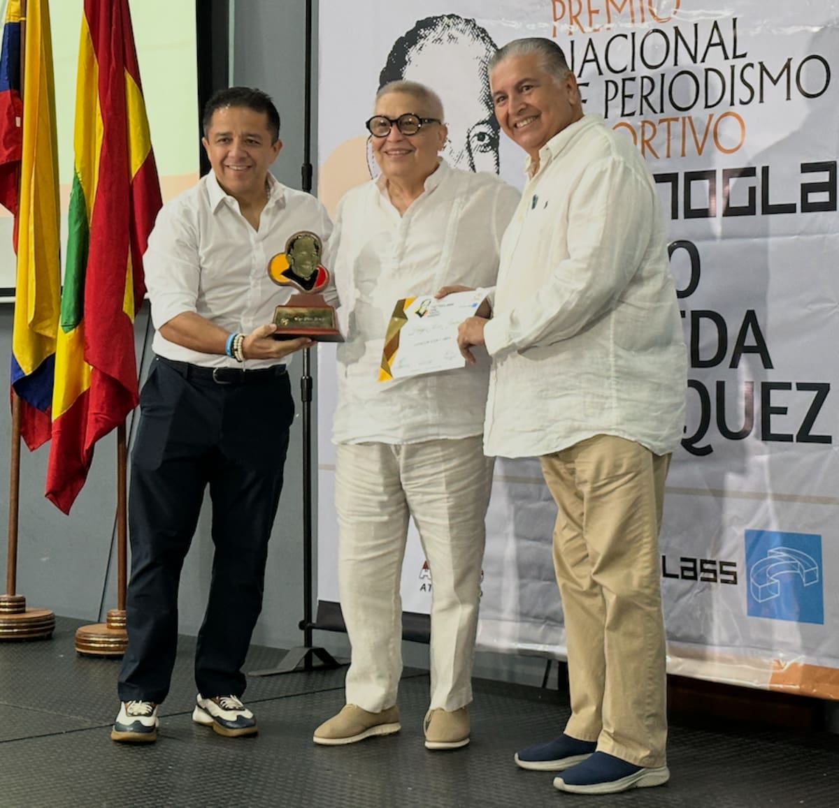 Hugo Illera Jiménez ganó el premio Vida y Obras, recibió de Fabio Poveda Ruiz y Ronald Polo Polo.//El Universal.