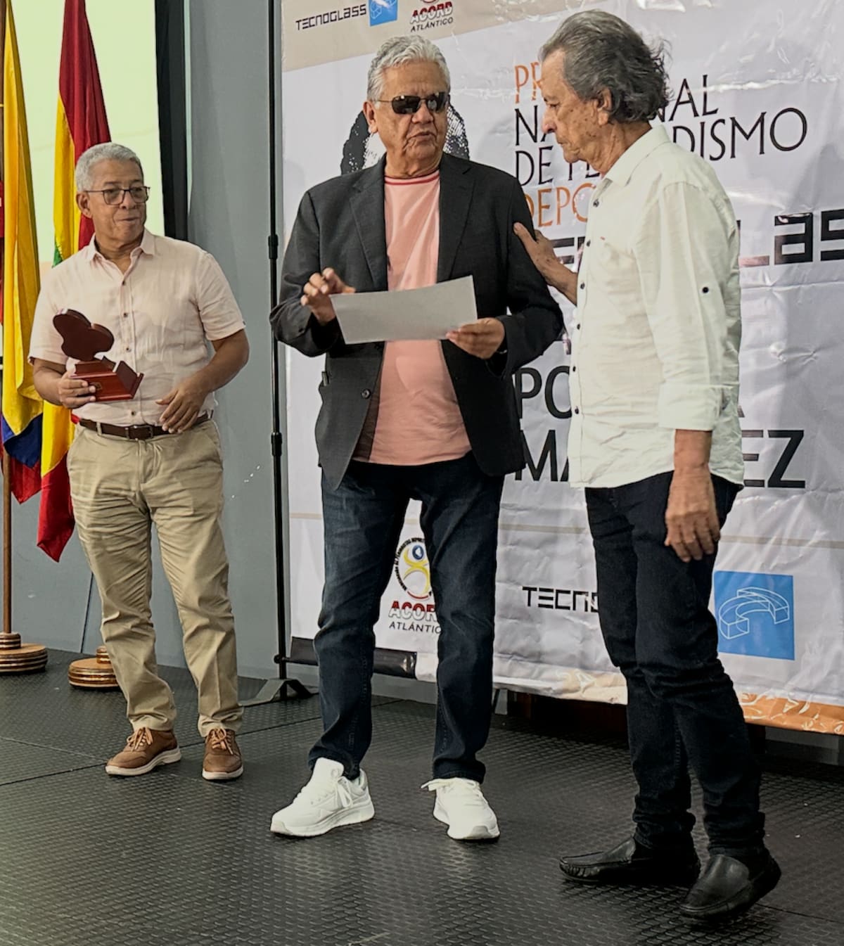 Sergio Ramírez, ganó el premio en Vida y Obra, recibió de Francisco Urruchurto y Álvaro Torres Moreno.//El Universal.