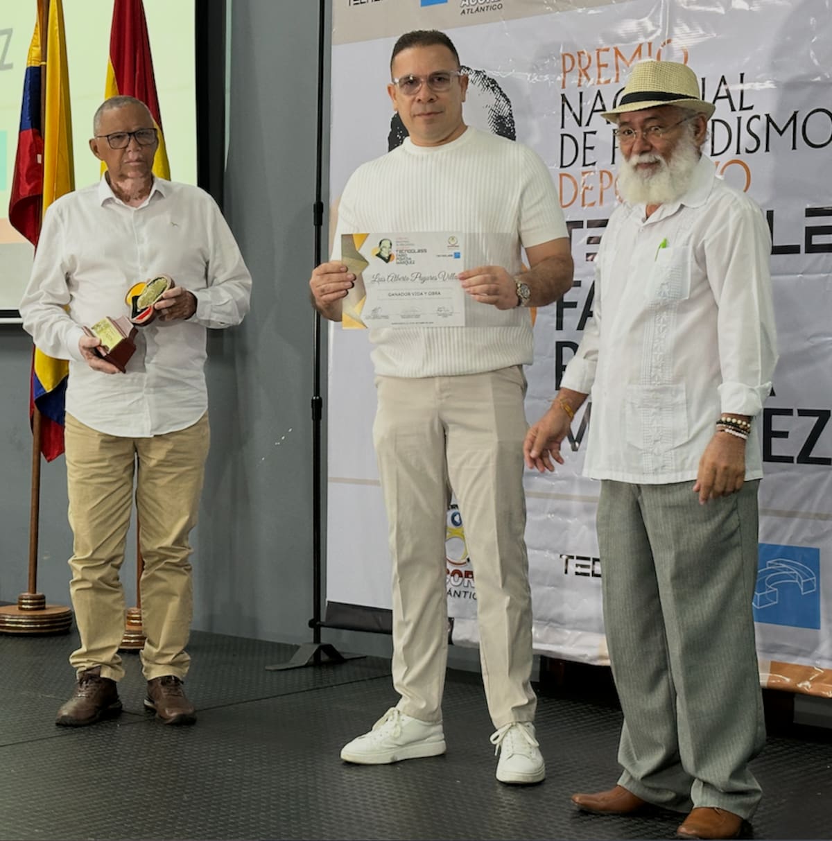 El premio a Vida y Obra ganado por Luis Pallares Villa, lo recibió uno de sus hijos, quien lo recibió de Ricardo Ordóñez y Fabio Ortiz.//El Universal.