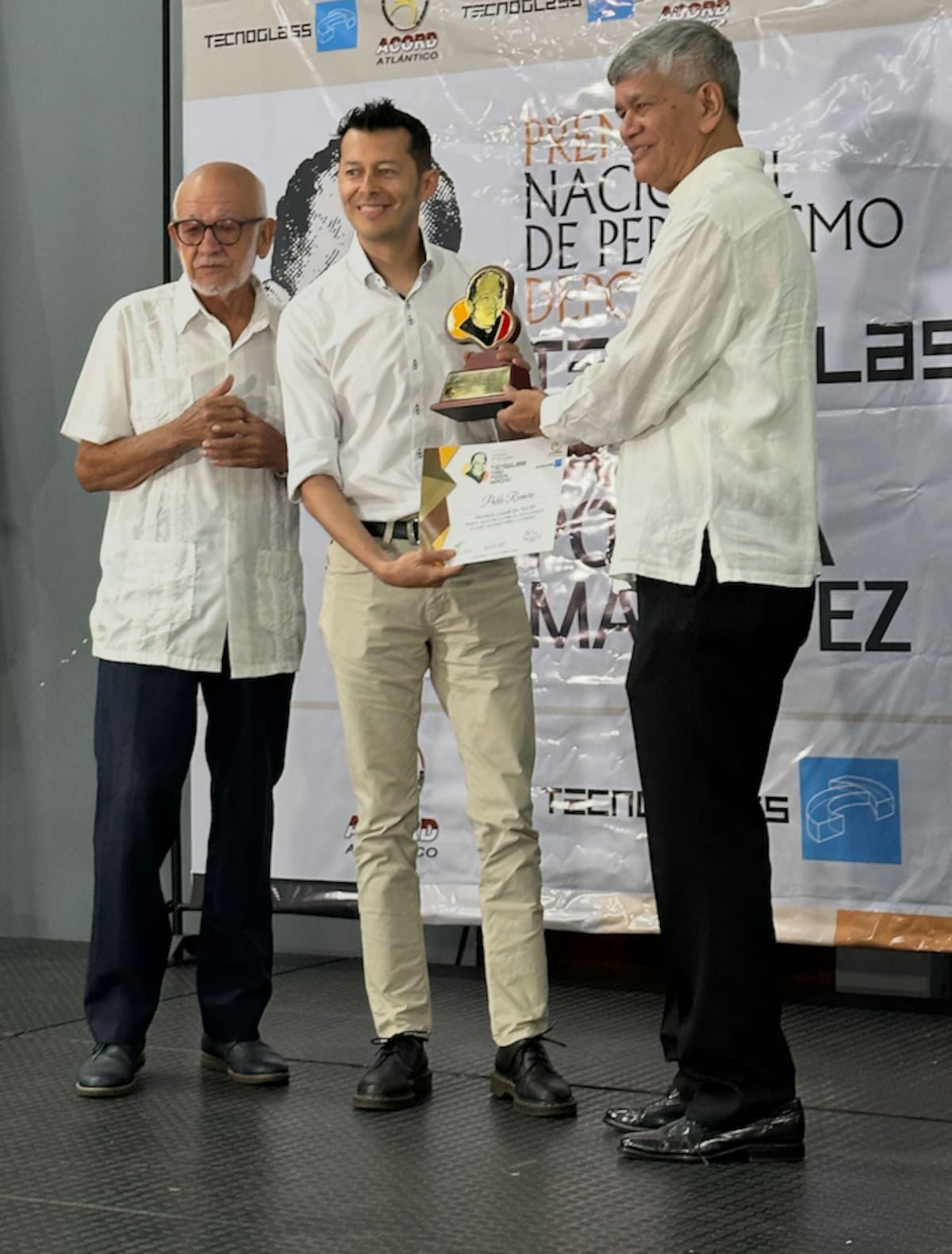 Pablo Romero, del diario El Tiempo, en la categoría Texto. Recibió el premio de parte de Alfredo Robles y Estewil Quesada, presidente de Acord Atlántico.//El Universal.