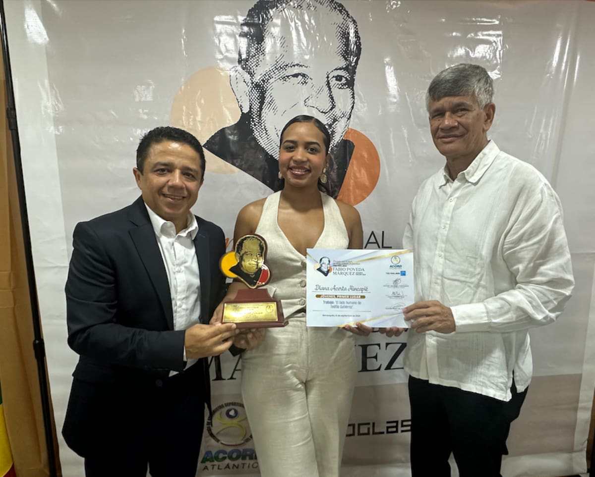 Fabio Poveda Ruiz, y Estewil Quesada, presidente de Acord Atlántico, entregaron a Lía Miranda, el premio ganado por Diana Acosta Hincapié, de diario EL Universal, en la categoría Jóvenes. //El Universal.