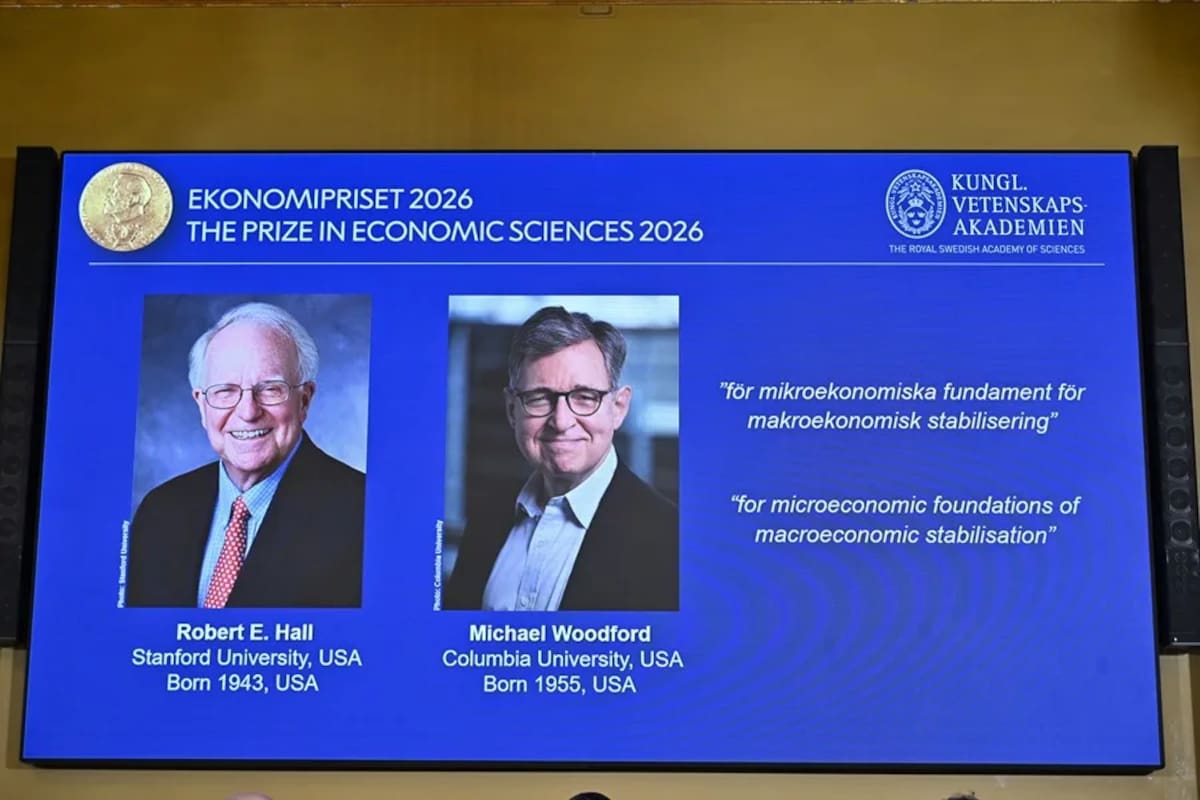 Imágenes de los galardonados con el Premio Nobel de Economía 2026, Robert E. Hall (i) y Michael Woodford. EFE/EPA/Anders Wiklund.