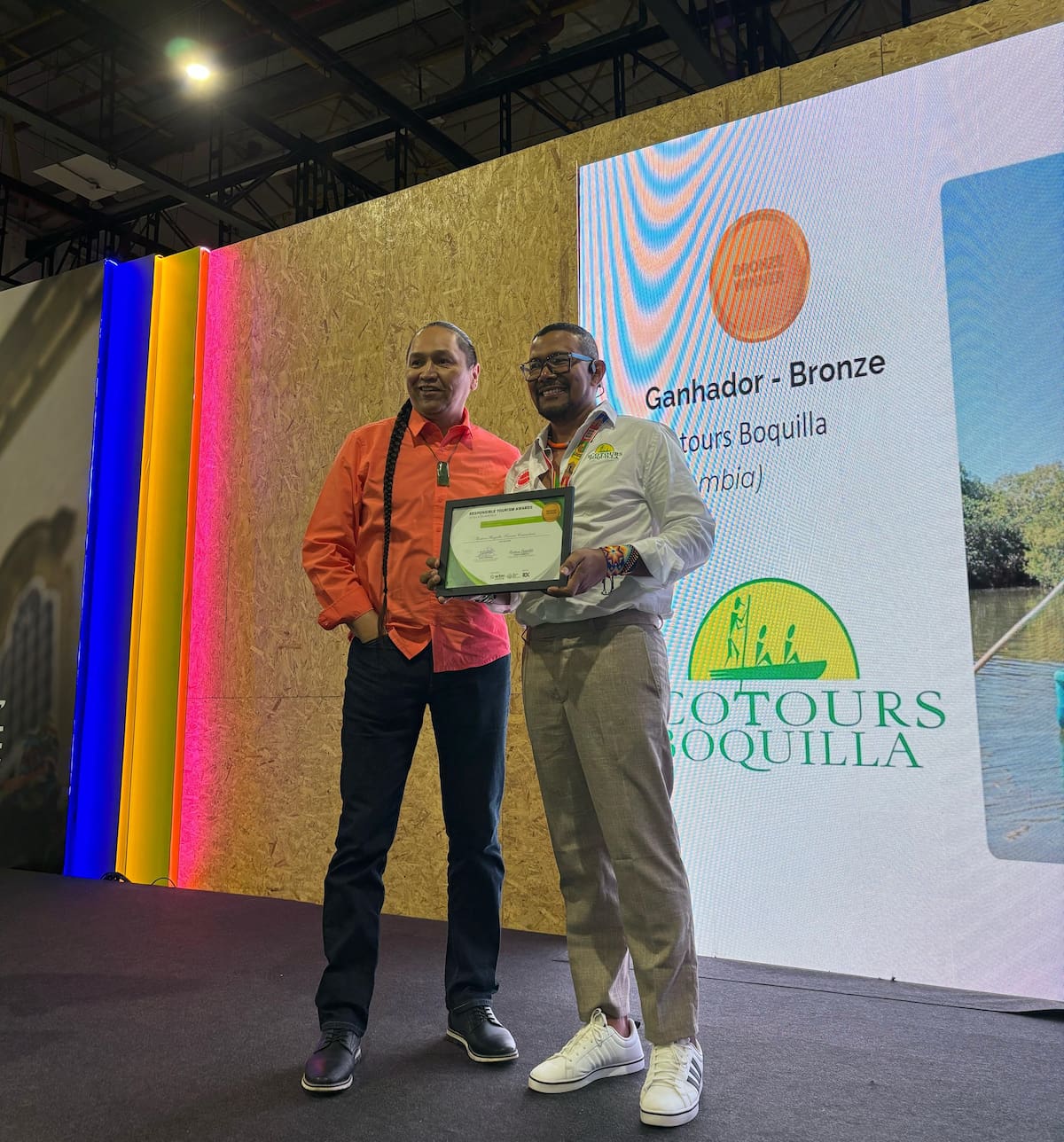 Durante la ceremonia de premiación Ronny Monsalve, representante legal de Ecotours Boquilla (der.) recibe el reconocimiento del tercer lugar. //Cortesía