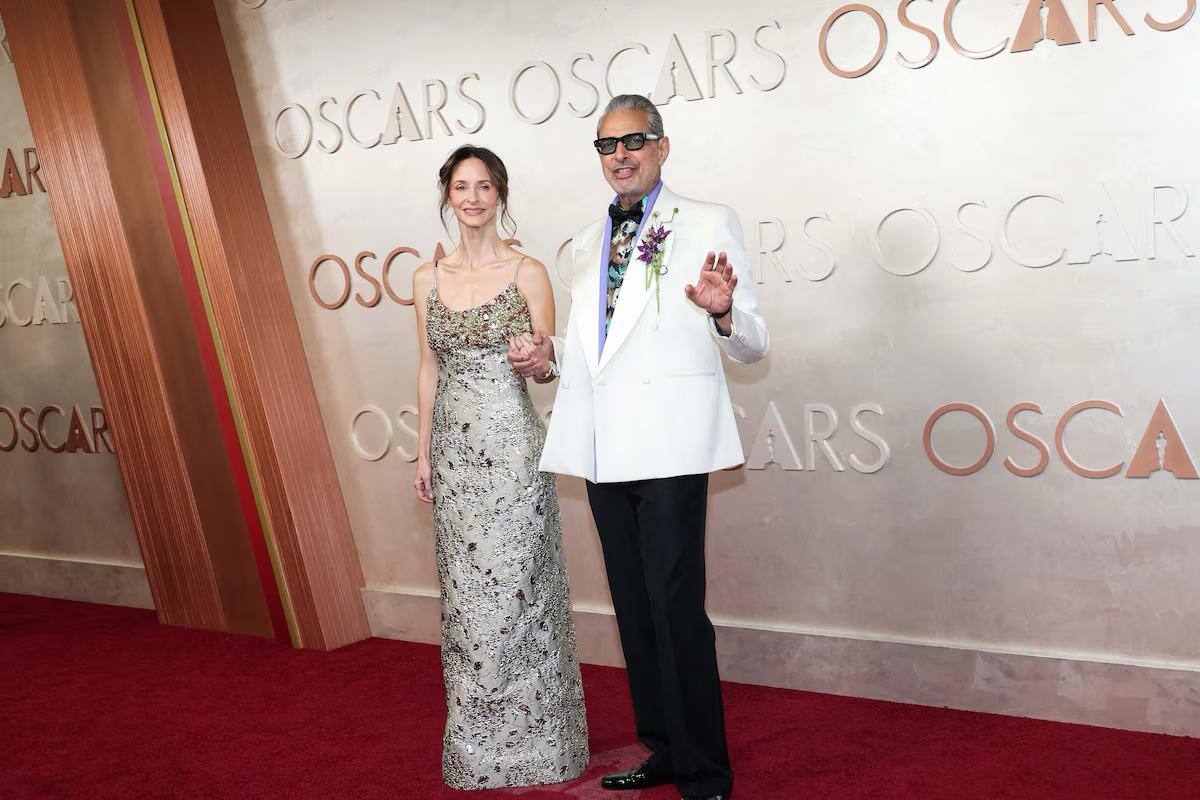 Jeff Goldblum y Emilie Livingston en los Premios Óscar 2025. //Foto: Tomada de X.