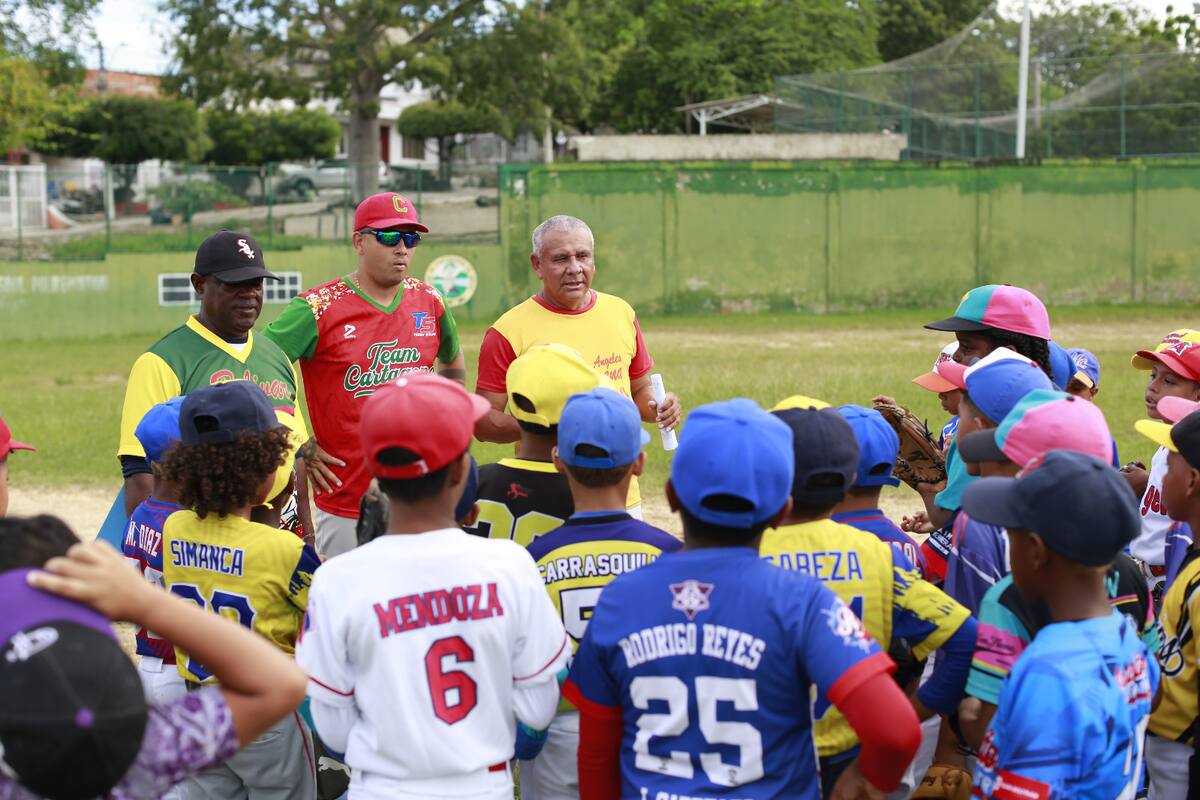 Alfonso Moreno, DERECHA, mánager de Bolívar Sub8 da indicaciones a los peloteritos durante el entrenamiento en Blas de Lezo.//LUIS EDUARDO HERRÁN