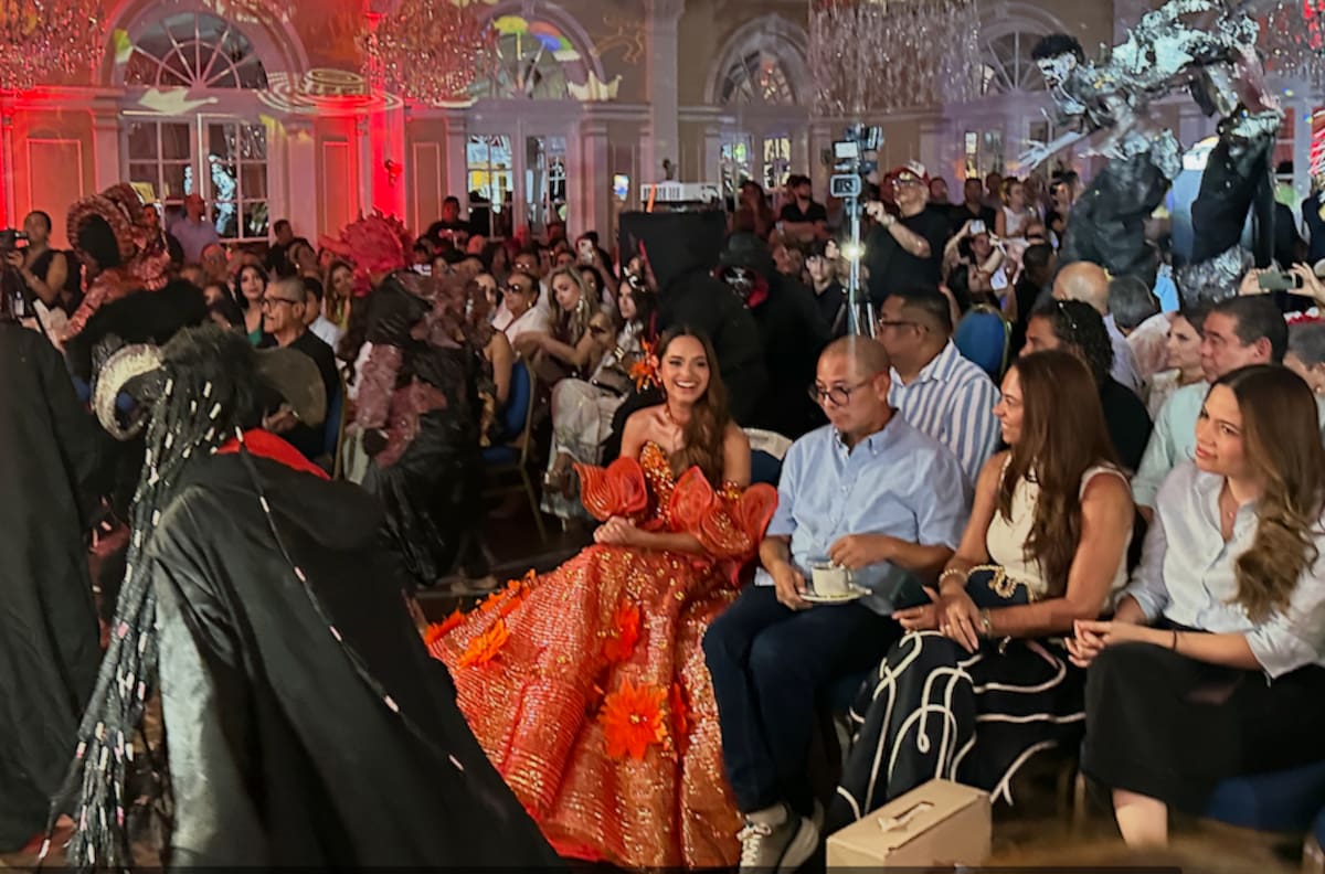 La Reina del Carnaval de Barranquilla 2027, Salwa Maloof Habid, estuvo presente, junto al director de Carnaval de Barranquilla SAS, en la presentación de los Reyes del Carnaval de La 44.//El Universal.