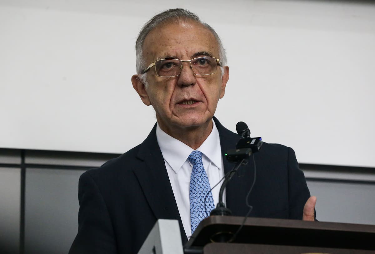 Bogotá. Febrero 14 de 2025. El Ministro de Defensa, Iván Velásquez (foto), presenta oficialmente al nuevo Director General de la Policía Nacional, Brigadier General Carlos Fernando Triana Beltrán, y al nuevo subdirector de la institución, General Rosemberg Novoa. (Colprensa - Catalina Olaya)