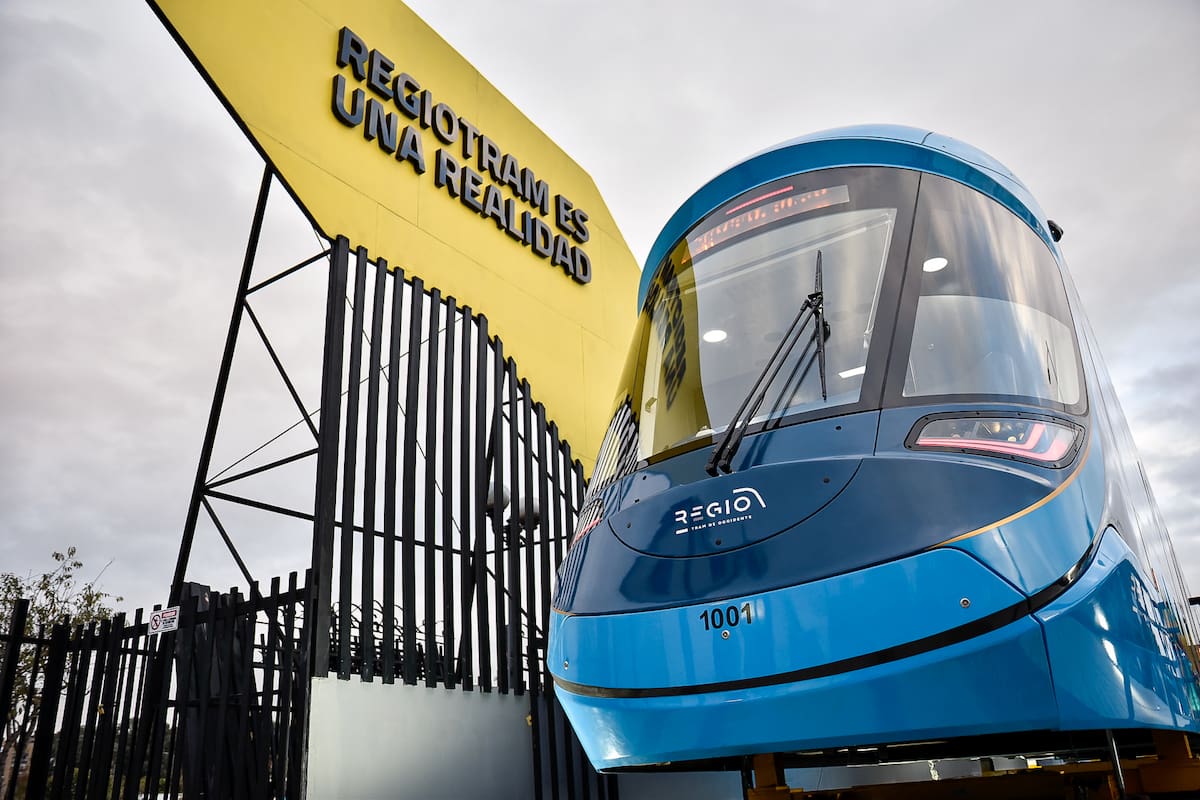Bogotá. Julio 16 de 2025. El gobernador de Cundinamarca, Jorge Rey, lideró la presentación del primer vagón del Regiotram de Occidente, en las instalaciones de la Gobernación. Este sistema de transporte férreo busca mejorar la conectividad entre los municipios del departamento y la capital del país. (Colprensa - Cristian Bayona).