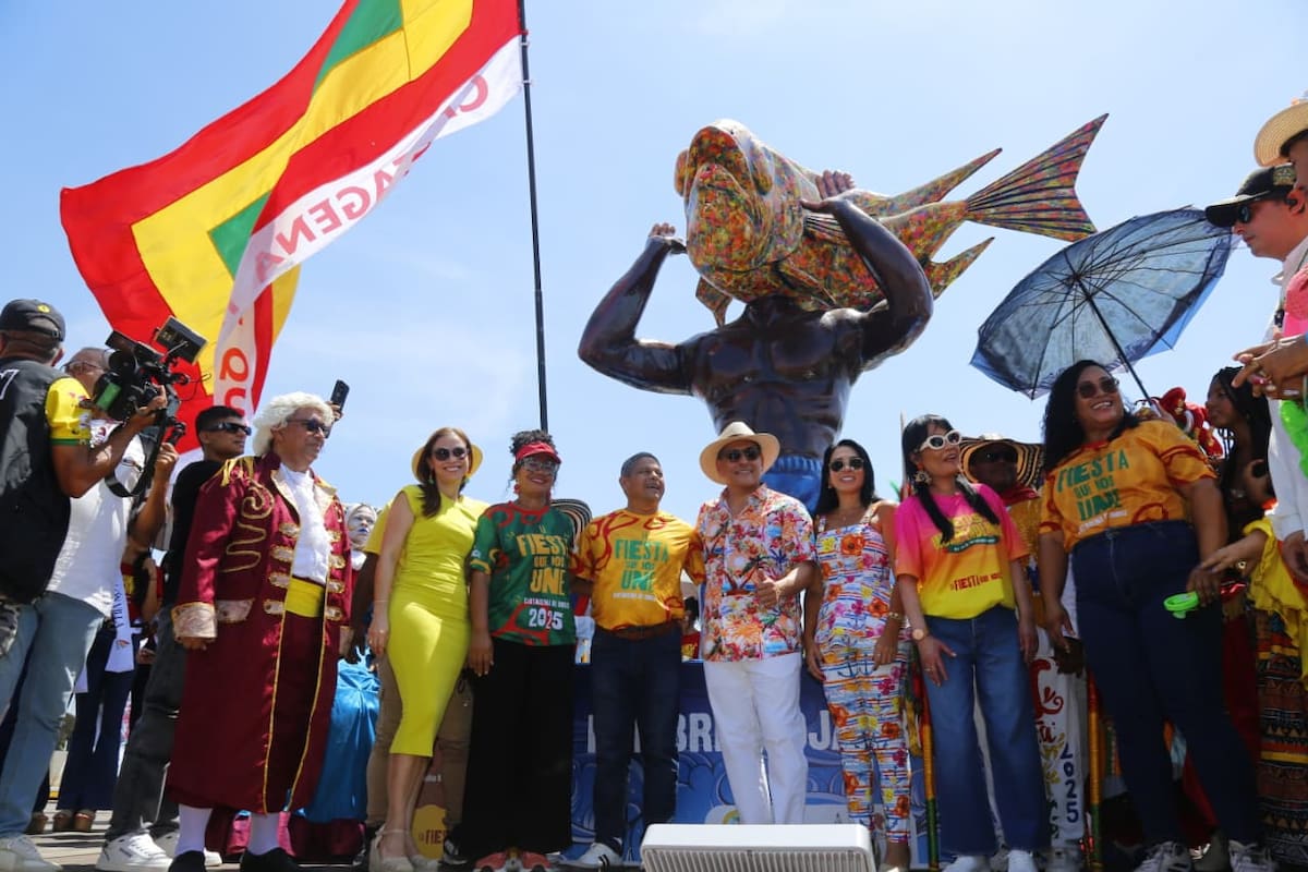 Figuras gigantes en Cartagena por las Fiestas de Independencia