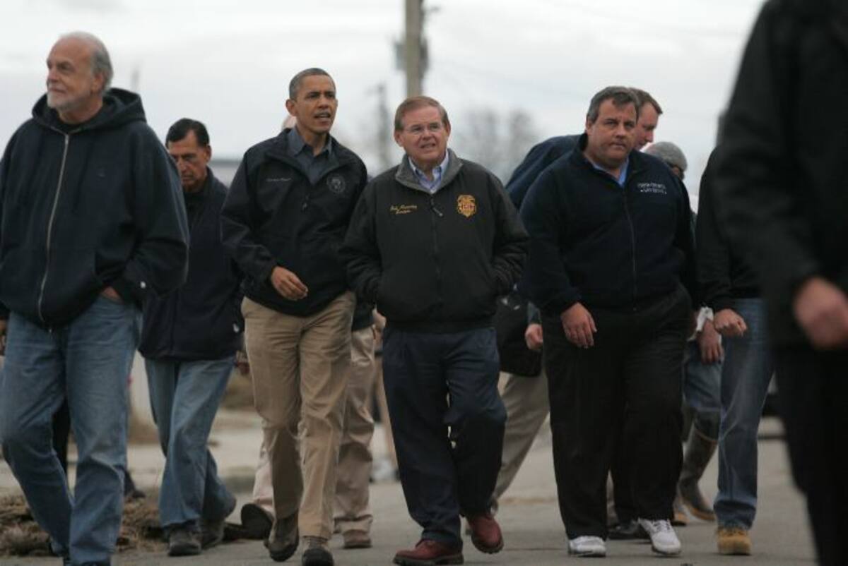 Obama acompañó al gobernador de Nueva Jersey, Chris Christie, y otros funcionarios durante la inspección de los daños que dejó el temporal que azotó la costa este. AP KEVIN R. WEXLER